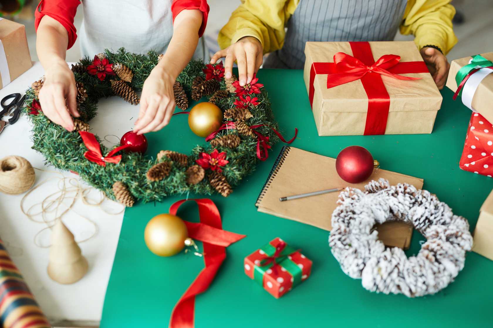 happy-couple-preparing-christmas-gifts-wreath